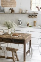 Cuisine de campagne blanche avec grande table et banc en bois