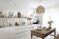 Cuisine-salle à manger campagne blanche avec table en bois