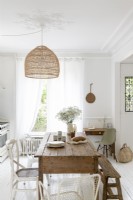 Table en bois dans la cuisine-salle à manger de campagne blanche