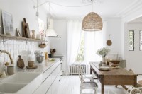 Cuisine-salle à manger campagne blanche avec table en bois