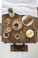 Détail aérien de la nourriture sur une table à manger en bois rustique