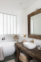Mobilier en bois dans une salle de bains de style campagnard blanc