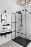 Salle de bain monochrome moderne - cabine de douche