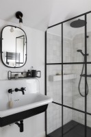 Lavabo de salle de bain moderne noir et blanc et cabine de douche