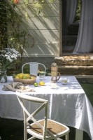 Table à manger extérieure avec nappe en été