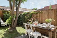 Table à manger d'extérieur avec banquette intégrée et hamac
