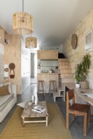 Petit espace de vie ouvert avec chambre en mezzanine au-dessus de la cuisine