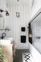 Petite salle de bain moderne avec des murs en bois peints en blanc