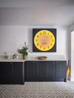 Grande horloge moderne sur le mur de la cuisine