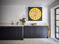 Grande horloge moderne sur le mur de la cuisine