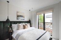 Chambre à coucher moderne avec porte coulissante et balcon Juliette