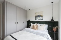 Chambre à coucher moderne avec placard intégré