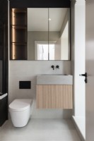 Salle de bain moderne avec lavabo et toilettes