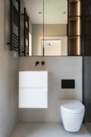 Salle de bain moderne avec lavabo carré et WC