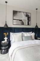 Chambre à coucher moderne avec tête de lit capitonnée