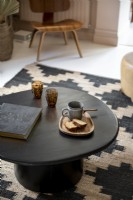 Détail de la petite table basse noire dans le salon moderne