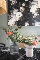 Détail de l'arrangement floral sur une table à manger en marbre noir