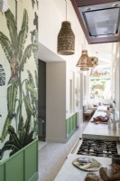 Papier peint tropical et panneaux verts dans la cuisine moderne
