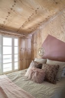 Chambre à coucher moderne avec murs et plafond en bois