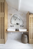Double vasque dans une salle de bain minimaliste