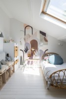 Chambre d'enfant moderne avec mur à motifs