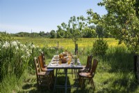 Table à manger en plein air dans le jardin avec vue sur la campagne