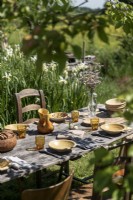 Détail de table à manger en plein air dans le jardin de campagne pour le déjeuner