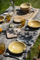 Détail de la table à manger du jardin de campagne en été prévue pour le déjeuner