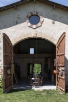 Extérieur de maison de campagne avec de grandes portes de grange en bois ouvertes