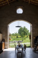 Salle à manger rustique avec vue sur le jardin et la campagne au-delà