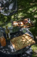 Nourriture et vin sur table d'enrouleur de câble récupéré dans un jardin de campagne