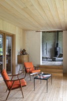 Chaises orange et table basse dans un espace de vie moderne à aire ouverte