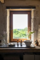 Vue sur la campagne si fenêtre dans salle de bain rustique