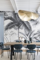 Salle à manger moderne avec mur de papier peint à motifs