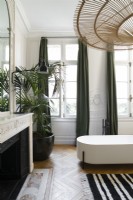 Baignoire moderne dans une salle de bain classique avec des détails d'époque