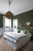 Chambre moderne verte et blanche avec suspension abat-jour en osier