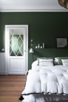 Chambre verte et blanche moderne