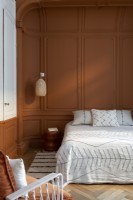 Chambre à coucher moderne marron et blanche avec des détails d'époque