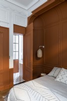 Chambre peinte en marron et blanc avec des détails d'époque