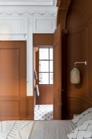 Chambre peinte en marron et blanc avec vue sur la salle de bain attenante