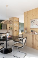 Salle à manger dans un espace de vie moderne à aire ouverte avec rangement intégré