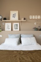 Tête de lit et étagères intégrées dans une chambre moderne
