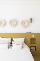 Étagères en alcôve dans le mur de tête de lit intégré dans une chambre moderne