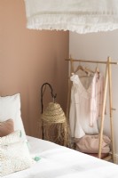 Tringle à vêtements en bois simple dans une chambre moderne