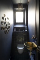 Salle de toilette peinte en noir - WC
