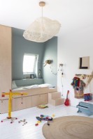 Chambre d'enfant moderne avec lit en alcôve intégré
