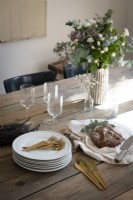 Composition florale sur table à manger en bois - détail