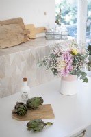 Composition florale et légumes sur le plan de travail de la cuisine - détail