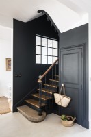 Escalier peint en noir