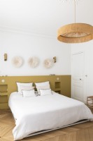 Chambre à coucher moderne avec mur de tête de lit intégré et étagères en alcôve